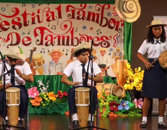 Cortesía | Estudiantes en el escenario durante su presentación.