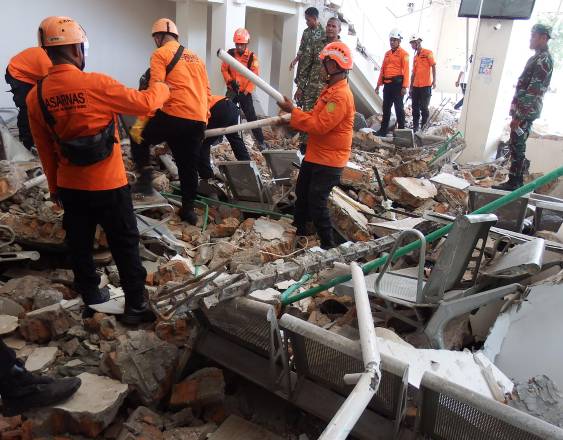 Al menos 40 muertos tras el terremoto de magnitud 7,7 en Indonesia