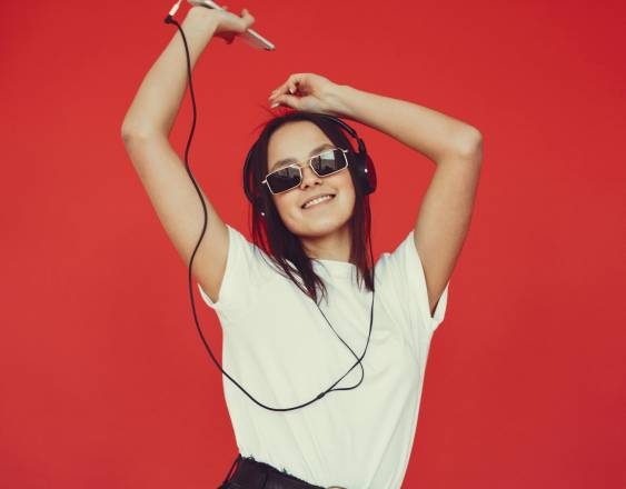 Pexels | Una persona escuchando música.