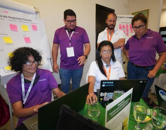 Cortesía | Participantes mostrando sus proyectos.