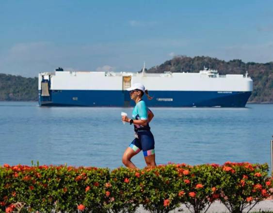 Página de Aronman | Una persona corriendo durante una de las ediciones.