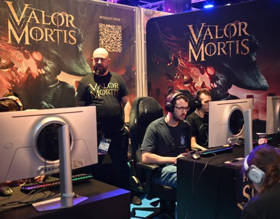 AFP | Unos jugadores prueban el videojuego “Valor Mortis” en la zona de juegos independientes durante la feria de videojuegos Gamescom, celebrada en el recinto ferial de Colonia (oeste de Alemania).