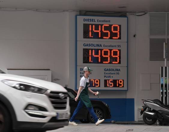 (Foto de ARCHIVO) Cartel de precios en una gasolinera, a 4 de marzo de 2026 DAVID ZORRAKINO / EUROPA PRESS 04/3/2026