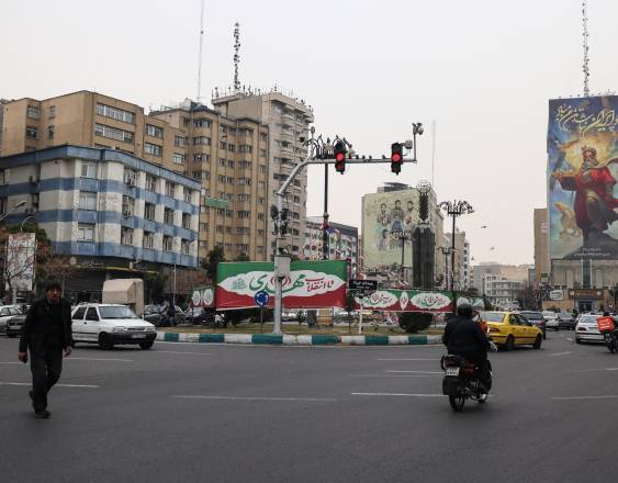 AFP | Tráfico circula por una calle de Teherán.