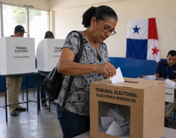 Cortesía | Una ciudadana ejerciendo su derecho al sufragio durante la pasada elección general.