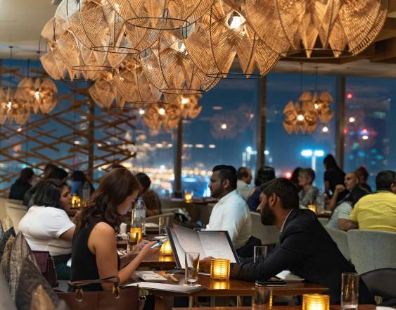 PEXELS | Personas reunidas en un restaurante en un ambiente de convivencia familiar y de amistad.