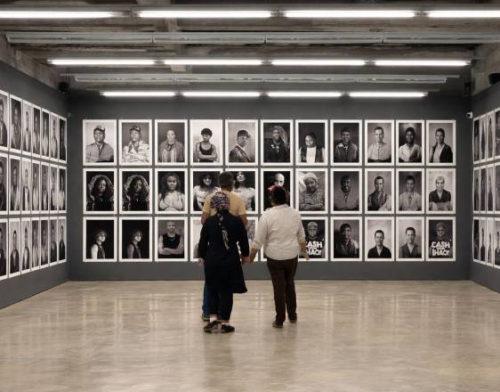 Cortesía | Dos personas observando la galería de fotos.