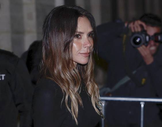 La diseñadora británica Victoria Beckham se marcha tras ser nombrada Caballero de la Orden de las Artes y las Letras durante una ceremonia en el Ministerio de Cultura en París.