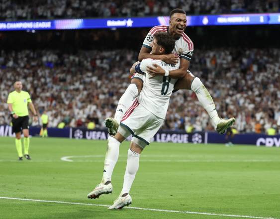 AFP | Los jugadores del Real Madrid Kylian Mbappé y Federico Valverde celebran luego que Mbappé anotara un gol ante el Inter Milan, en su primer duelo de Champions 2026-25, en el Estadio Santiago Bernabéu.