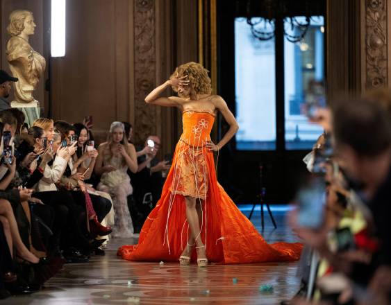 AFP | Una modelo presenta una creación de Max Alexander para el desfile de la colección Ready to Wear Otoño/Invierno 2026-2027 de la Semana de la Moda de París.