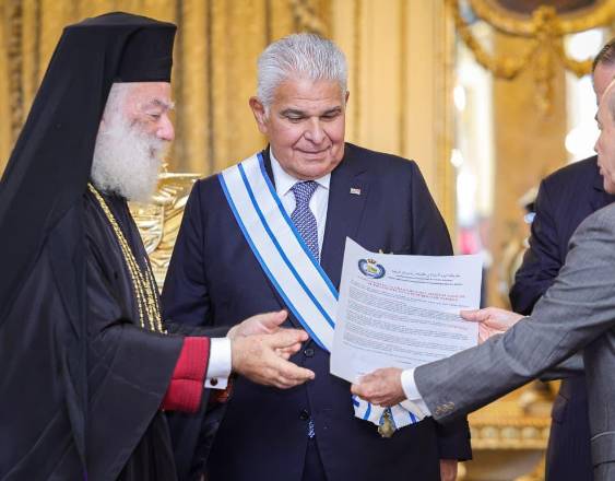 ML | Mulino es condecorado por el Patriarca Ortodoxo Teodoro II.