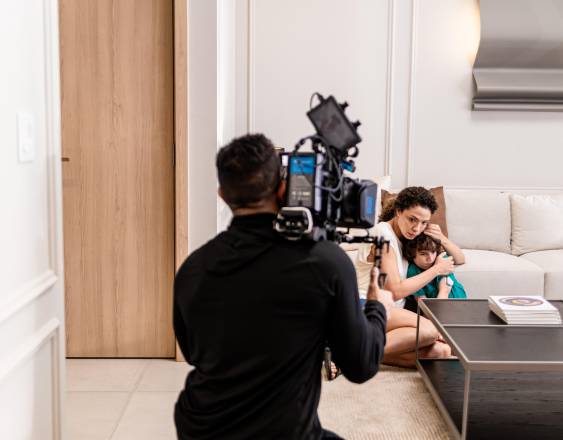 Cortesía | Katia Semacaritt junto a un niño en el rodaje de una escena de la pelicula.
