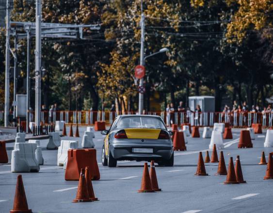 PEXELS | Un conductor en un circuito de una escuela de manejo.