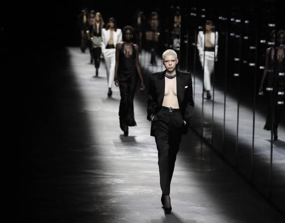 AFP | Modelos presentan creaciones de Saint Laurent durante el desfile de la colección prêt-à-porter Otoño-Invierno.