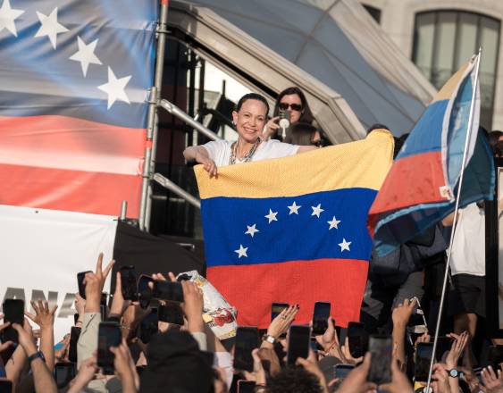 La líder opositora venezolana, María Corina Machado, durante un encuentro con la diáspora venezolana, en la Puerta del Sol, a 18 de abril de 2026, en Madrid (España). Diego Radamés / Europa Press