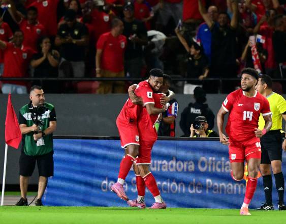 AFP | Los futbolista César Blackman se abraza con uno de sus compañeros de la Selección de Panamá, celebran tras la clasificación del equipo al Mundial FIFA 2026.