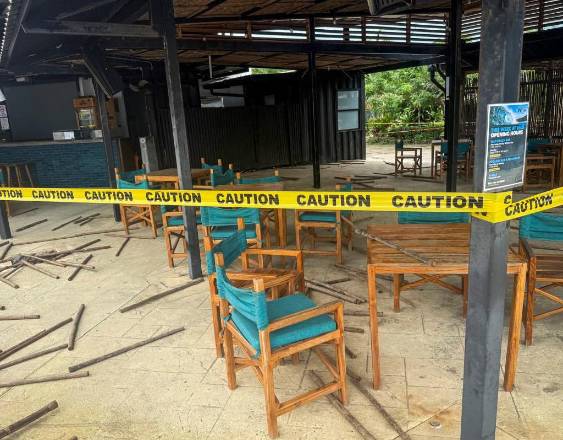 AFP | Un pequeño restaurante clausurado tras el sismo de 7.5.