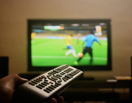 Pexels | Fútbol en la pantalla grande.