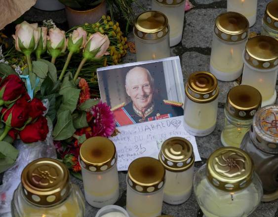 JAN LANGHAUG / AFP | Memorial en Noruega para el rey Harald V.