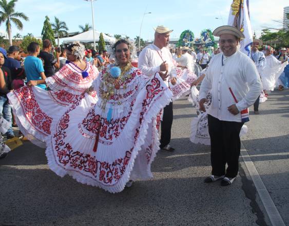 ML | Un grupo de personas con indumentaria folclórica en desfile.