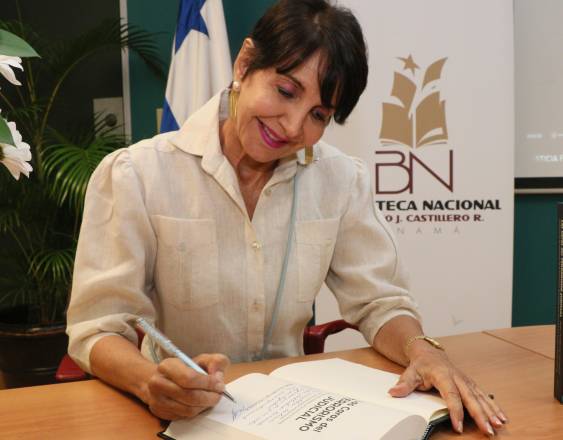 @binalpanama | Mery Alfaro de Villageliú firmando uno de los ejemplares para la Biblioteca Nacional.