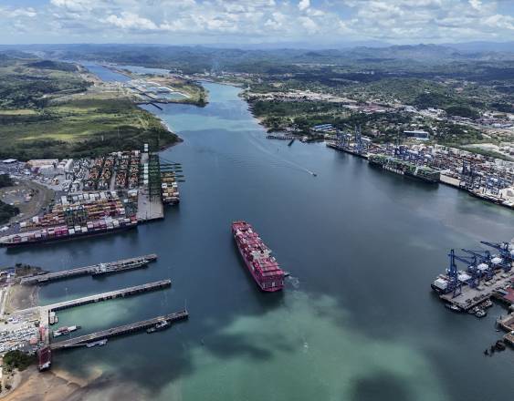 MARTIN BERNETTI / AFP | Vista aérea de un barco cruzando el Canal de Panamá.