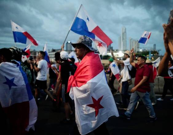 AFP | Un hombre con la bandera de Panamá en una manifestación.