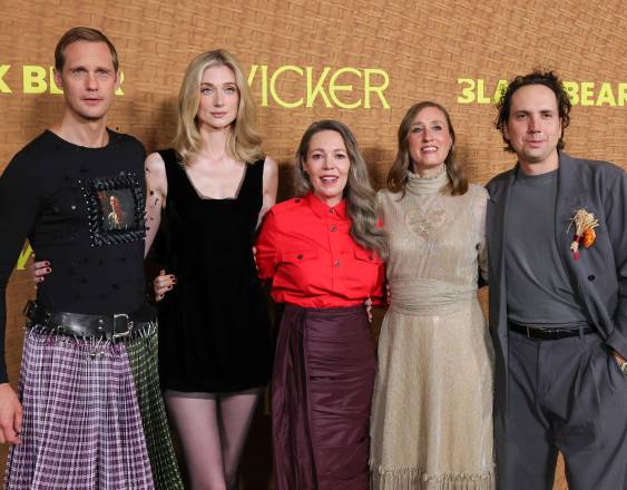 AFP | Alexander Skarsgård, Elizabeth Debicki, Olivia Colman, Eleanor Wilson y Alex Huston Fischer asisten al estreno en Los Ángeles de «Wicker».