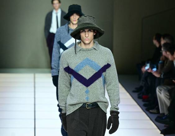 Una modelo desfila por la pasarela durante el desfile de la colección de Giorgio Armani en la Semana de la Moda Masculina.