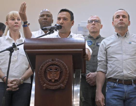 AFP | El ministro de Seguridad de Colombia, Pedro Arnulfo, habla durante una conferencia de prensa flanqueada por la gobernadora del Valle del Cauca.