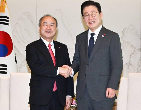 KIM MIN-HEE / AFP | El presidente de Corea del Sur, Lee Jae Myung (derecha), estrecha la mano del presidente y director ejecutivo de SoftBank, Masayoshi Son (izquierda).