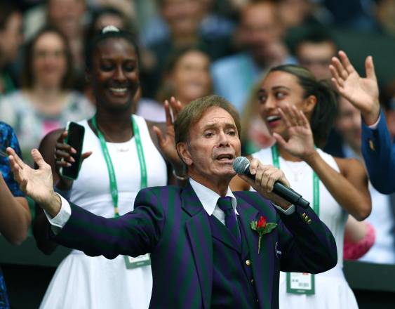 El cantante británico Cliff Richard actúa durante la Ceremonia del Centenario de la Cancha Central.