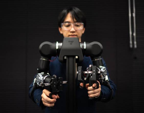 AFP | Hiro Yamamoto, director ejecutivo de la empresa Enactic, operando a distancia un brazo robótico humanoide OpenArm en su oficina durante una entrevista con AFP en Tokio.