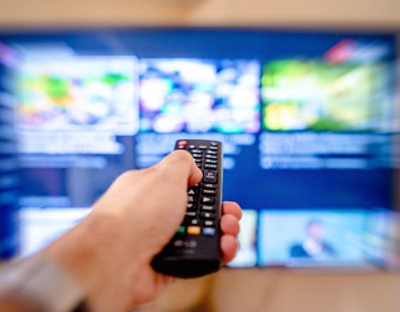 Pexels | Persona utiliza el control remoto para cambiar de canal.
