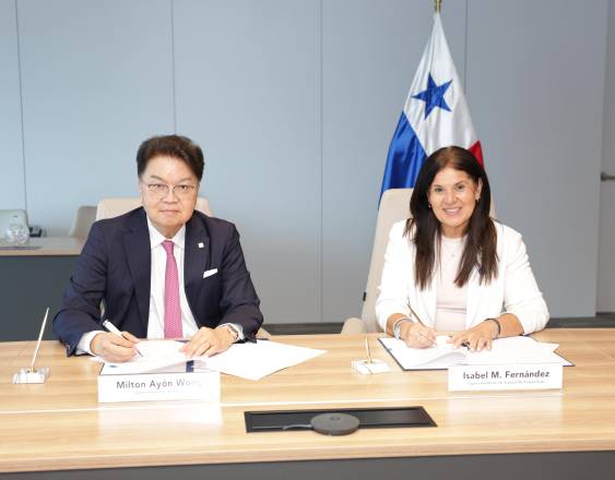 ML | El superintendente de Bancos, Milton Ayón Wong, y la superintendente de Sujetos No Financieros, Isabel M. Fernández.