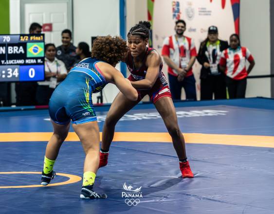 Cortesía COP | La luchadora Yumaira Rusell (d), en Libre 65kg, le dio a la delegación nacional su primera medalla de oro en estos IV Juegos Suramericanos de la Juventud Panamá 2026, el pasado 14 de abril.