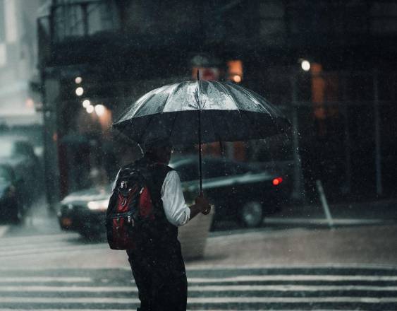 Pexels | Una persona bajo la lluvia.