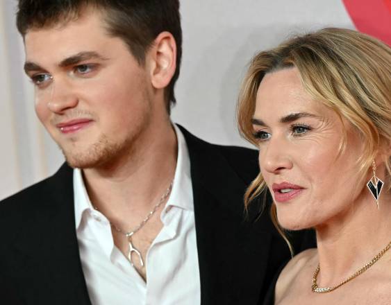 AFP | La actriz británica Kate Winslet y su hijo, el actor y escritor estadounidense-inglés Joe Anders.