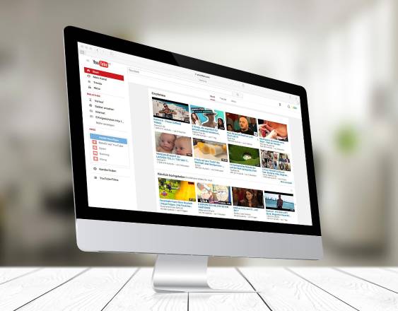 Pixabay | Una pantalla de YouTube abierta con diversos canales.