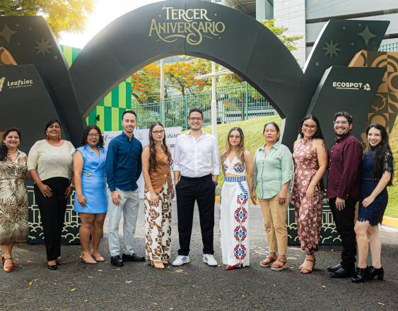 CORTESÍA | El equipo completo de La empresa panameña Leafsinc durante la celebración del tercer aniversario de Ecospot en Multiplaza.