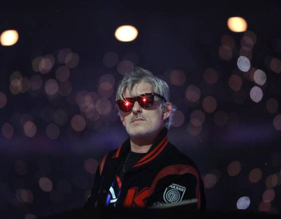 El DJ francés Kavinsky actúa en el escenario durante la ceremonia de clausura de los Juegos Paralímpicos de París 2024.