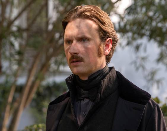 Universal+ | El actor danés Mikkel Boe Følsgaard le da vida al ambicioso fiscal Gérard de Villefort en la serie El Conde de Montecristo.