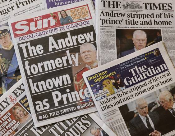 AFP | Portadas de periódicos.