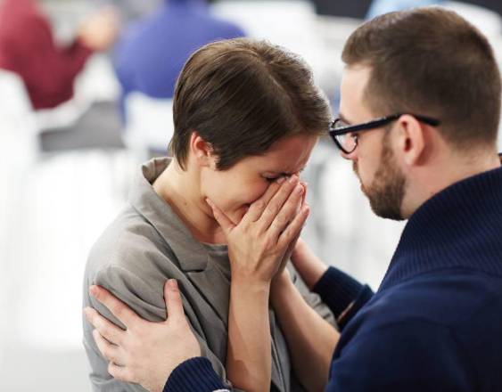 Freepik | Un hombre apoyando a su pareja en el proceso.