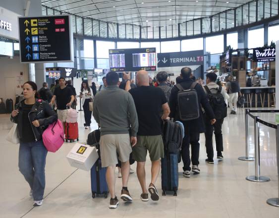 ML | Personas caminando en el Aeropuerto Internacional de Tocumen.
