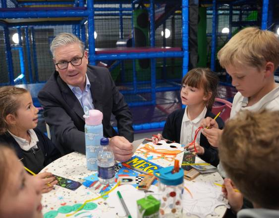 AFP | El primer ministro británico, Keir Starmer, conversa con niños durante una visita a un centro de actividades infantiles en Essex.