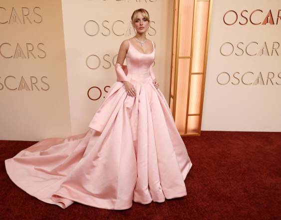 AFP | La actriz Mckenna Grace usando un vestido Vera Wang.