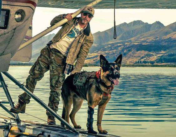 Paramount Pictures | Brad Pitt y el perro Odín en una escena de la película.