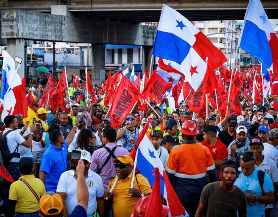 ML | Miembros del Suntracs en una manifestación en 5 de Mayo.