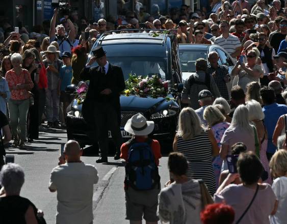 AFP | Dolientes y fans se congregan en las calles para rendir homenaje a la fallecida cantante Bonnie Tyler.